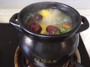 将青葱洗净后切段放入煲中