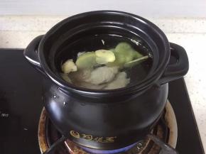 将生姜洗净切片放入煲中