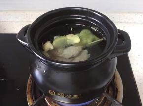 将生姜洗净切片放入煲中