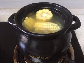 将切好的玉米放入煲中