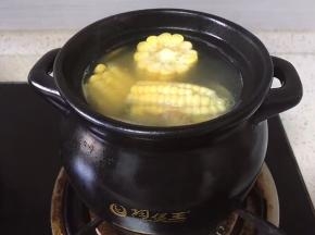 将切好的玉米放入煲中