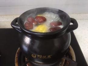 玉米面色后，将红枣苟记洗净放入煲中