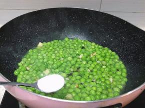 加入一勺盐盖上锅盖焖煮5分钟，揭开锅盖收汁