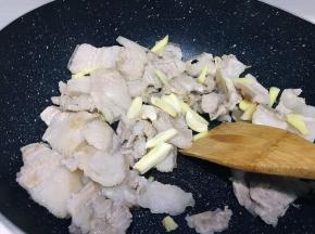 将大蒜洗净拍松切小块放入锅中