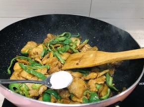 青椒变色后加入一勺盐