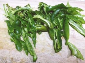 将青椒洗净后切成小块