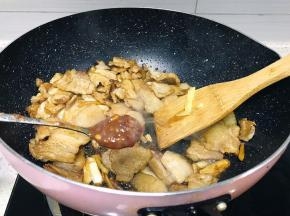放一勺豆瓣酱入锅翻炒