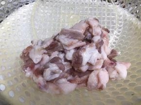 将猪肉切小块洗净，沥干水分
