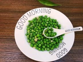 关火后将青豆装盘