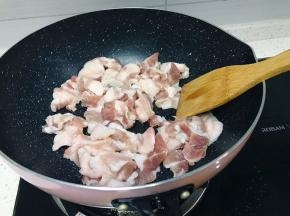 大火用木铲翻炒猪肉