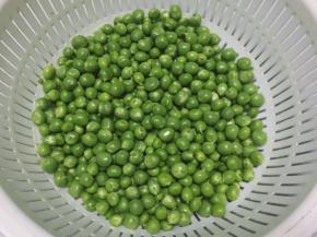 将剩余的青豆剥完