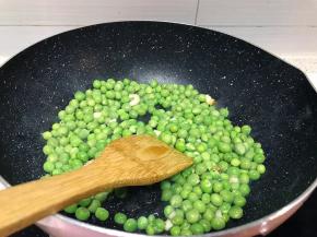 将洗净后的青豆放入锅中