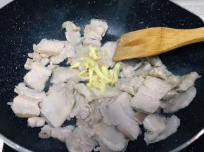 生姜洗净切段，猪肉变色后加入生姜段