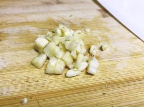 将大蒜去皮洗净后用刀拍拍切碎