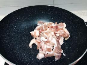 锅里烧热，将沥干水分的猪肉入锅