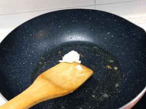 锅里烧热放猪肉，融化