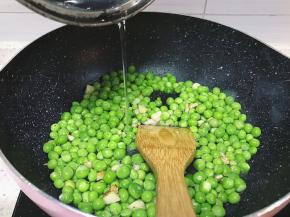 翻炒片刻加入适量的水