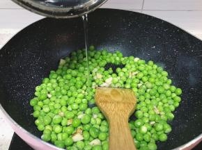 翻炒片刻加入适量的水