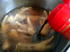 添水没过鸡爪，倒入老抽