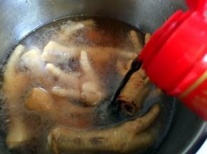 添水没过鸡爪，倒入老抽