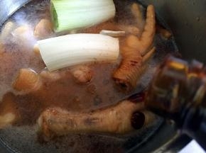 倒入蚝油
