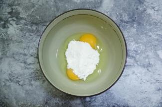 常温鸡蛋打入碗中，，加入糖粉，用手动打蛋器搅打均匀