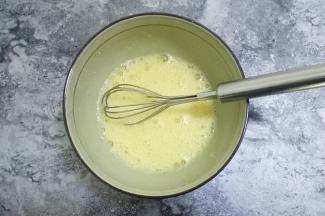 搅打至糖粉看不到的状态