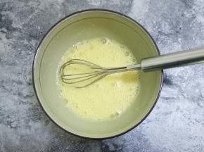 搅打至糖粉看不到的状态