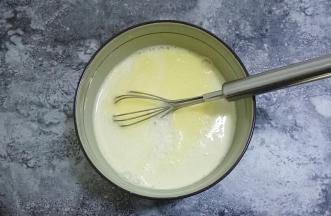 加入淡奶油和牛奶搅拌均匀
