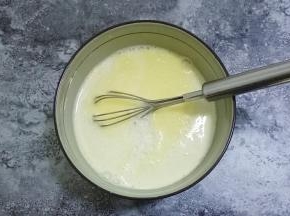 加入淡奶油和牛奶搅拌均匀
