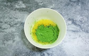 黄油隔水融化，加入抹茶粉