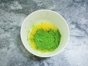 黄油隔水融化，加入抹茶粉