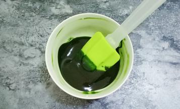 用刮刀搅拌均匀