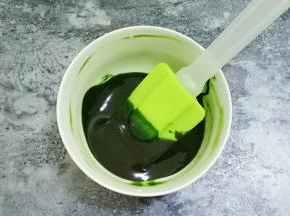 用刮刀搅拌均匀