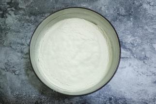 把低筋高粉过筛到鸡蛋液中，搅拌至无干粉状态