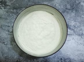 把低筋高粉过筛到鸡蛋液中，搅拌至无干粉状态