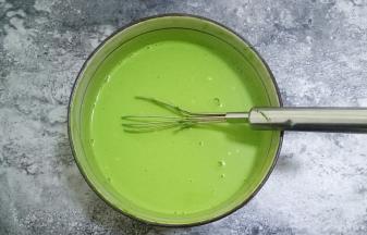 加入黄油抹茶液体，搅拌均匀