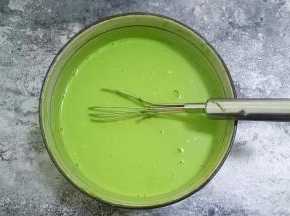 加入黄油抹茶液体，搅拌均匀