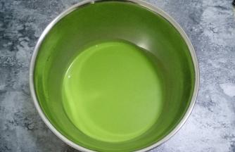 将面糊过筛，盖上保鲜膜，冰箱冷藏30分钟