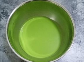 将面糊过筛，盖上保鲜膜，冰箱冷藏30分钟