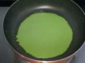 不粘平底锅小火加热，舀适量面糊倒入锅中，转动锅子，使面糊均匀布满整个锅底