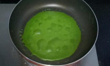 小火加热至面糊凝固，起泡泡就可以了，先给锅底降温，在烙下一张皮