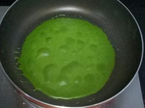 小火加热至面糊凝固，起泡泡就可以了，先给锅底降温，在烙下一张皮