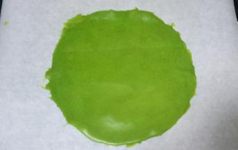 烙好的皮放在油纸上备用，依次烙完剩余的面糊，