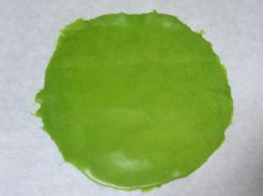 烙好的皮放在油纸上备用，依次烙完剩余的面糊，