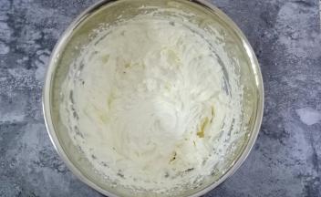 淡奶油加入细砂糖打发