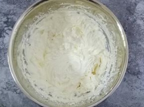 淡奶油加入细砂糖打发