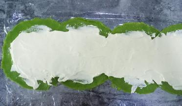 将饼皮重叠放好，抹上淡奶油
