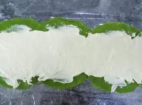 将饼皮重叠放好，抹上淡奶油