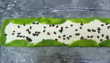 适量撒些蜜豆，边边折上来